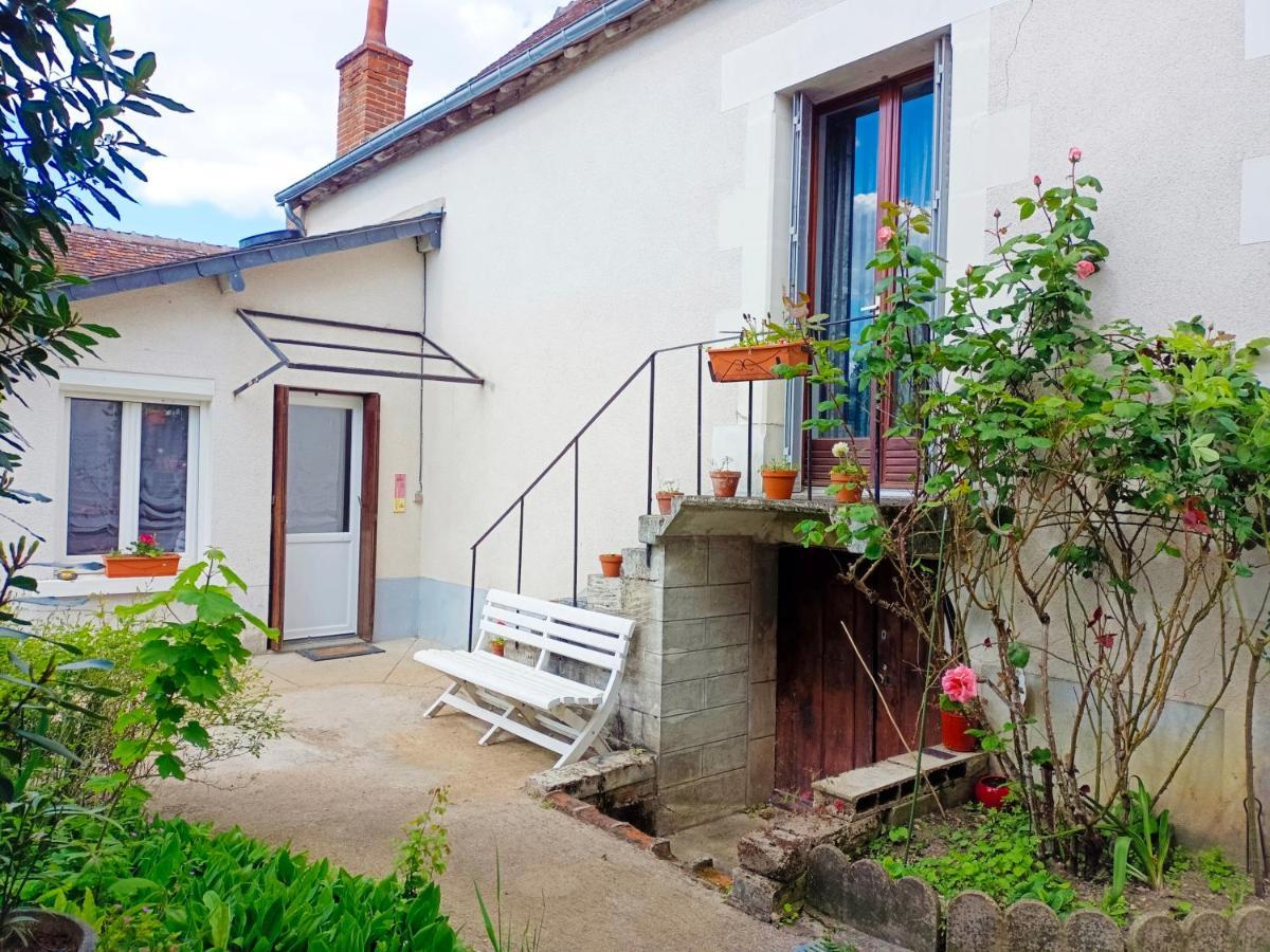 Petite Maison Etape Loire A Velo Ou Compostelle Mosnes Bagian luar foto